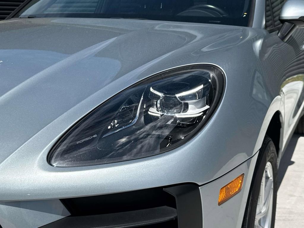 Certified 2021 Porsche Macan image 7