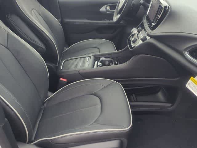 New 2026 Chrysler Pacifica Limited AWD/4WD image 23