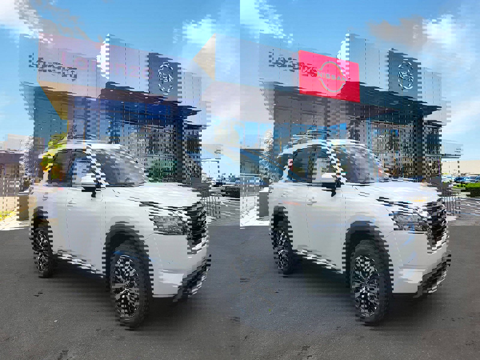 New 2025 Nissan Pathfinder Platinum image 3