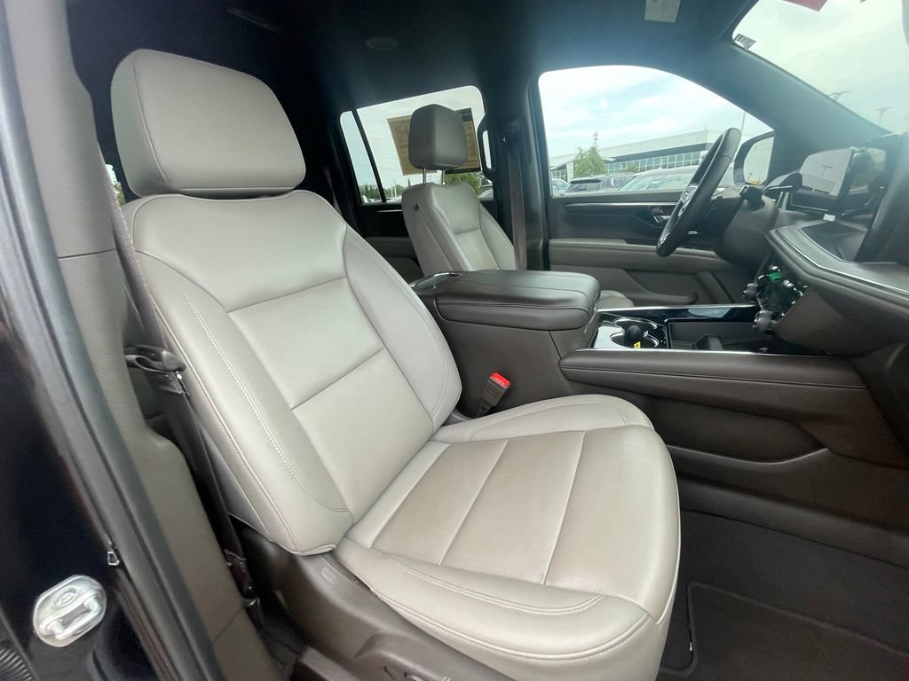 Used 2025 Chevrolet Suburban LT RWD image 27