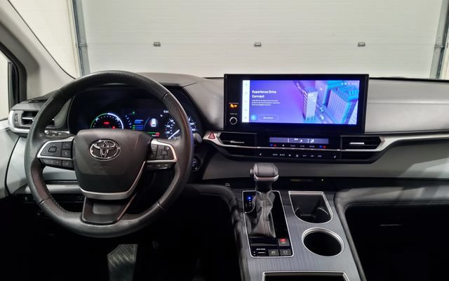 Used 2025 Toyota Sienna XLE FWD image 26
