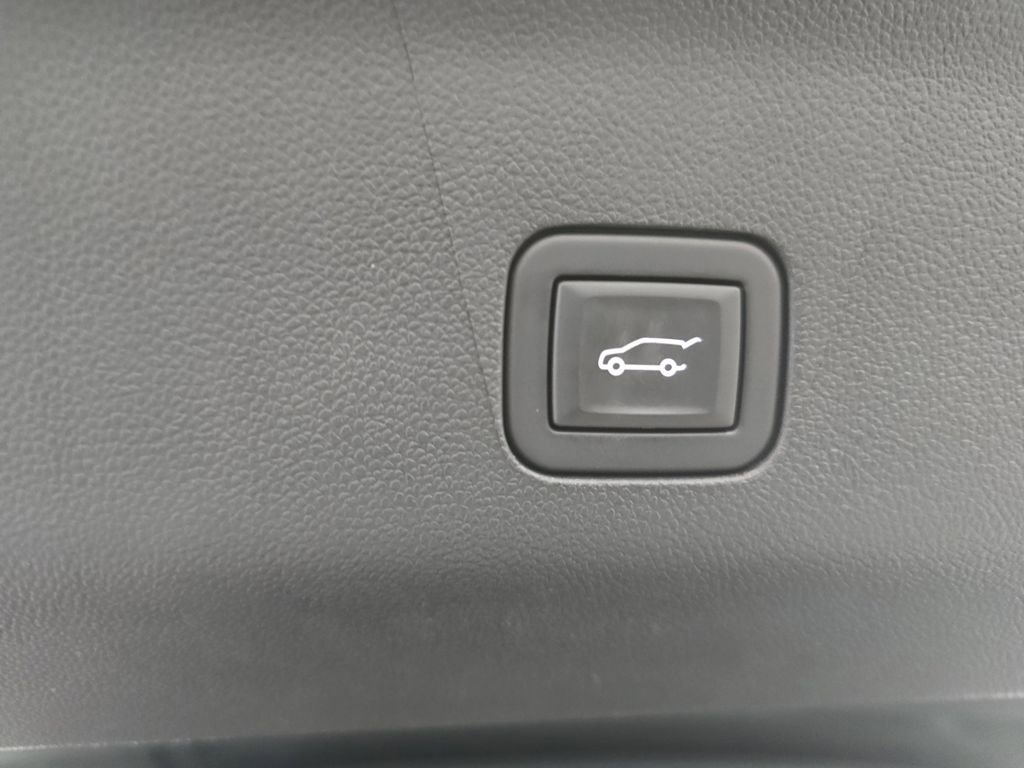 Used 2024 GMC Yukon Denali RWD image 30