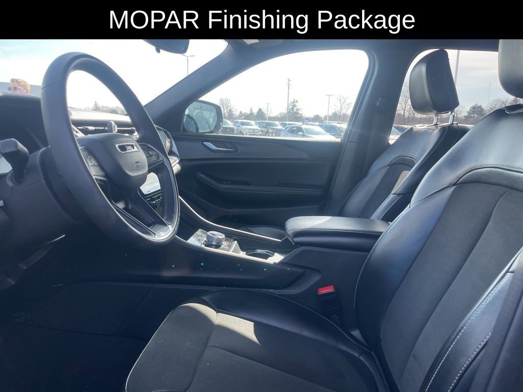 Used 2023 Jeep Grand Cherokee Altitude image 9