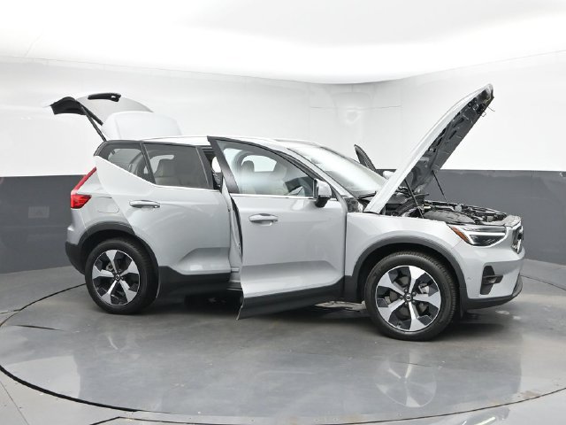 Used 2024 Volvo XC40 B5 Plus w/ Protection Package Premier AWD/4WD image 48