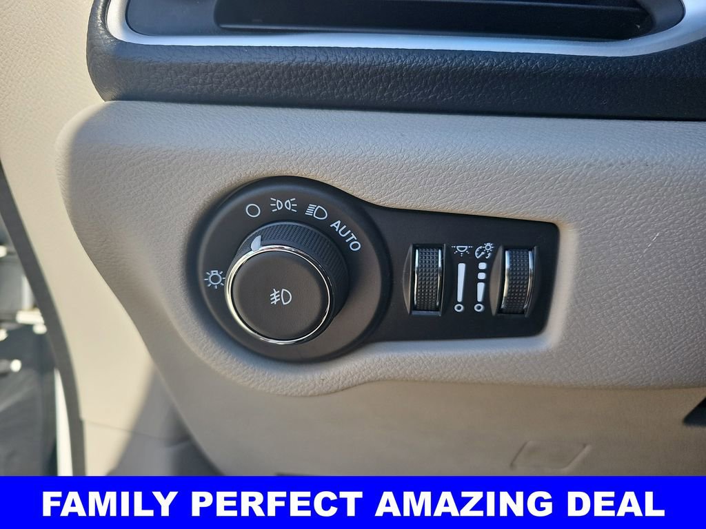 Used 2024 Chrysler Pacifica Select image 28