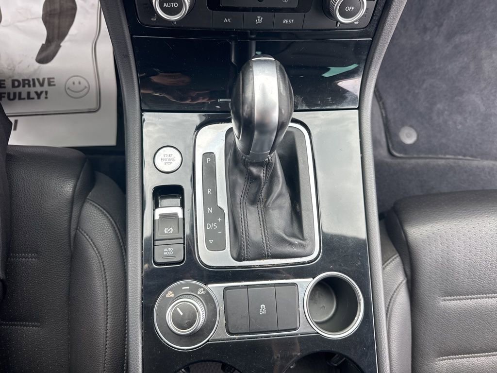 Used 2017 Volkswagen Touareg Sport AWD/4WD image 17