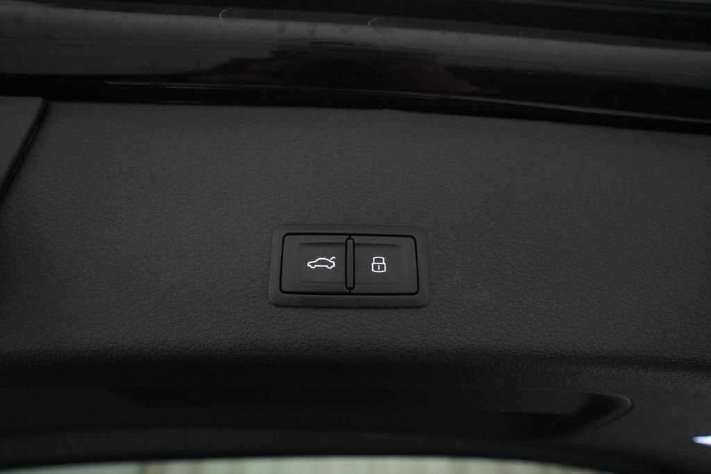 Used 2022 Audi e-tron Premium Plus w/ Premium Plus Package AWD/4WD image 14