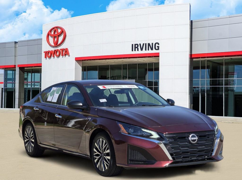 Used 2024 Nissan Altima 2.5 SV FWD image 2