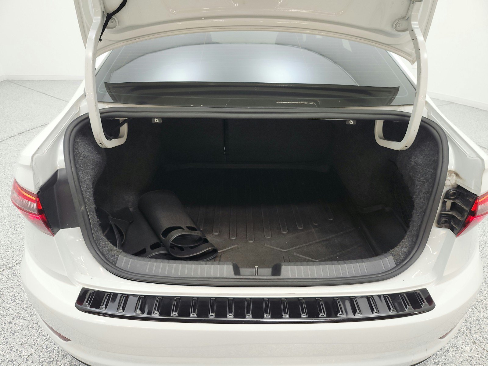Used 2021 Volkswagen Jetta R-Line FWD image 21