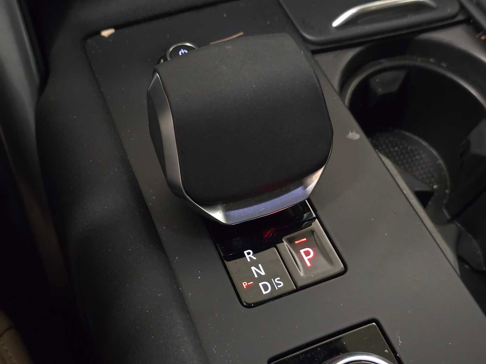 Used 2025 Land Rover Discovery Dynamic SE image 37