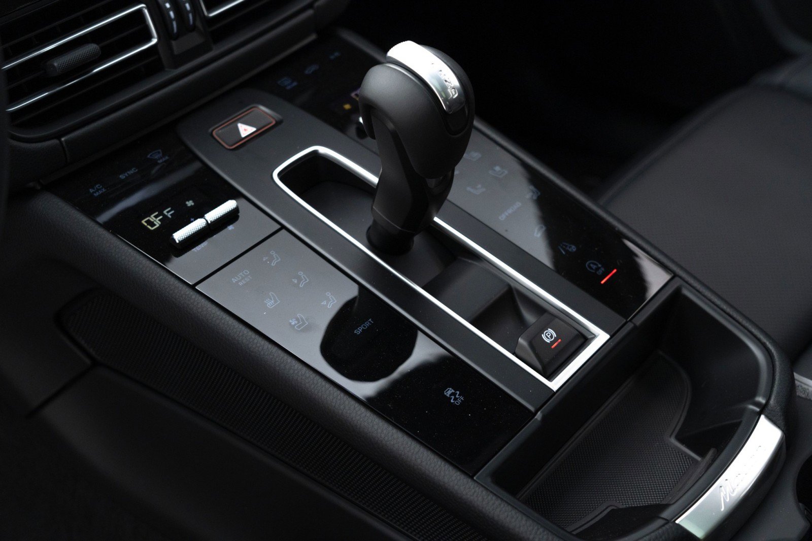 Certified 2025 Porsche Macan image 23