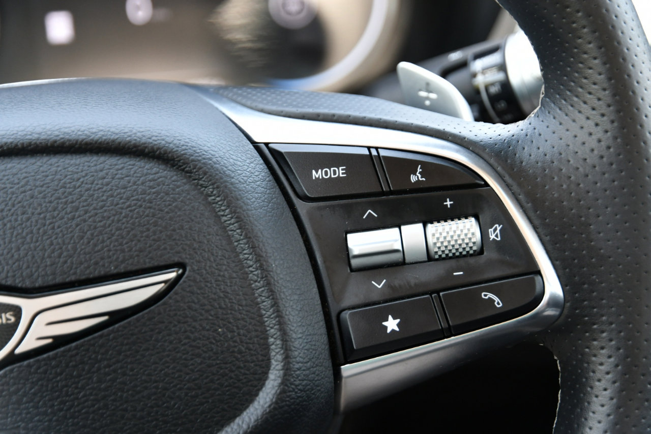 Used 2025 Genesis G70 2.5T image 9