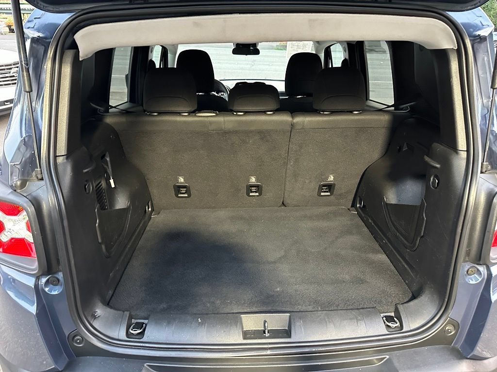 Used 2023 Jeep Renegade Latitude AWD/4WD image 17