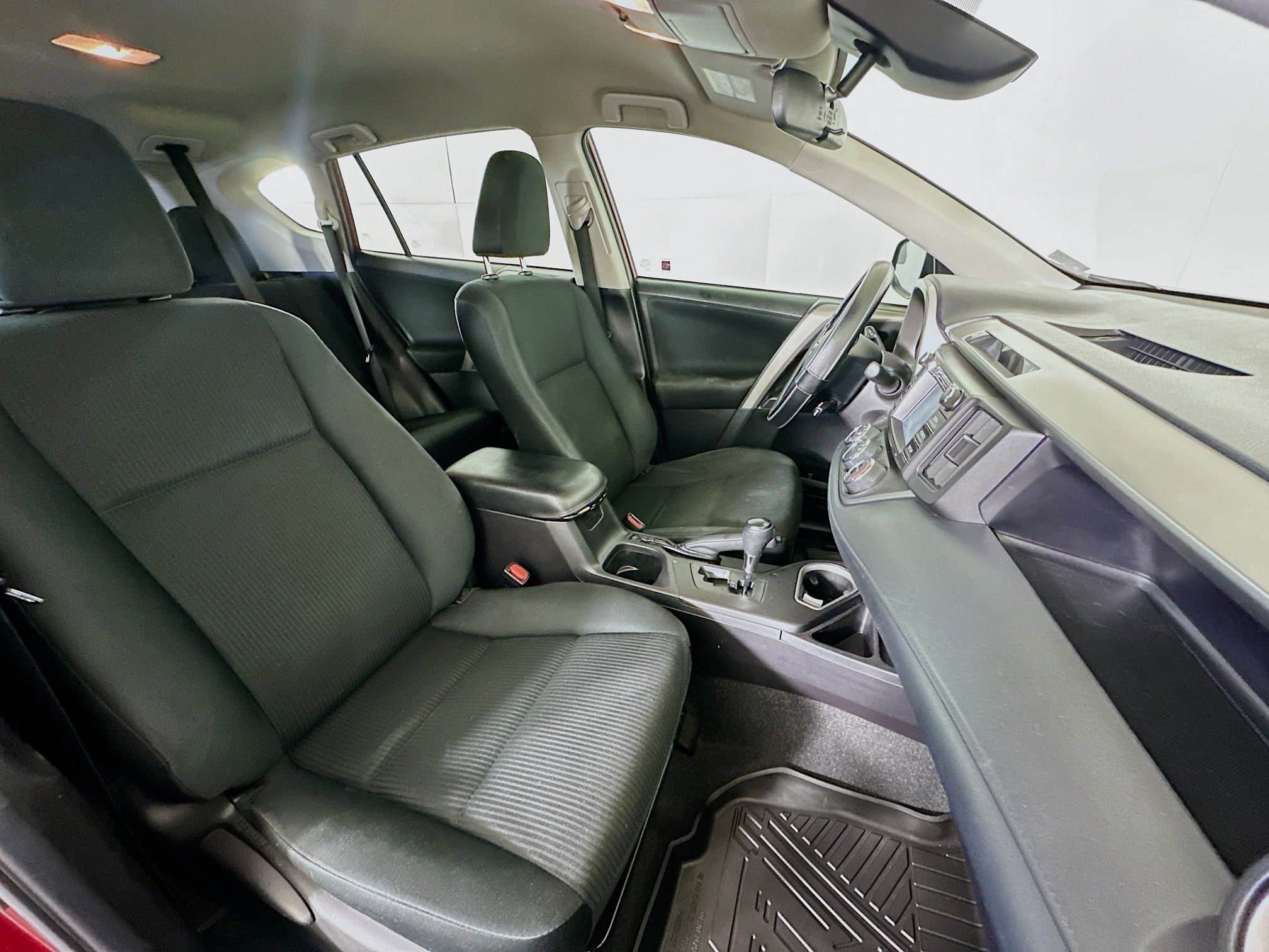 Used 2018 Toyota RAV4 LE w/ Carpet Mat Package image 28