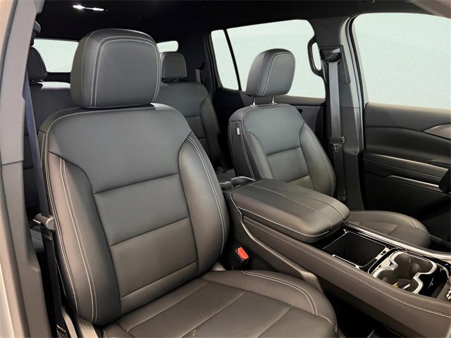 Used 2025 Chevrolet Traverse LT image 16