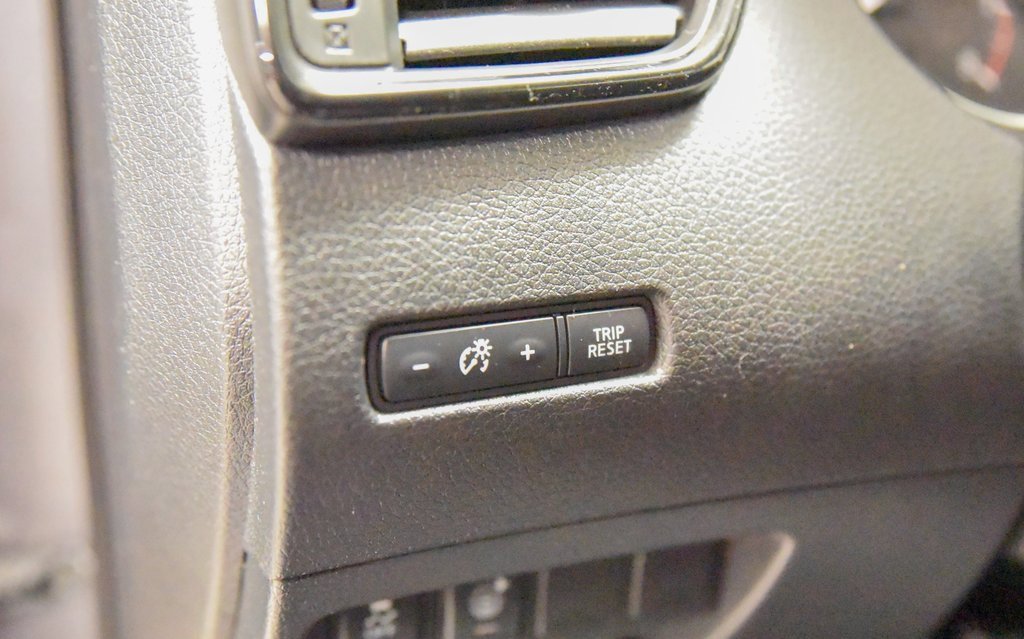 Used 2017 Nissan Rogue SV w/ Midnight Edition image 16