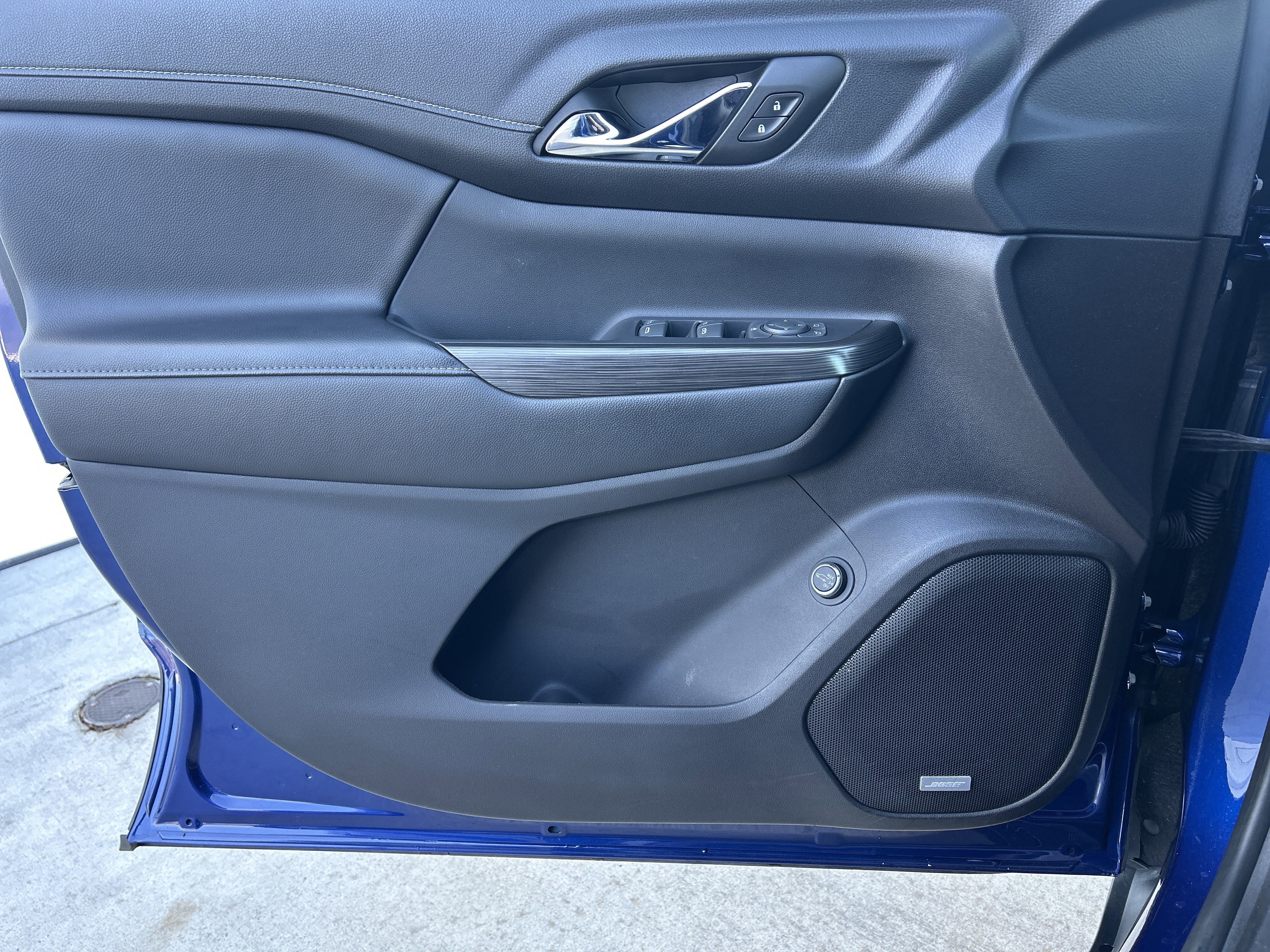 Used 2023 GMC Acadia SLT image 17