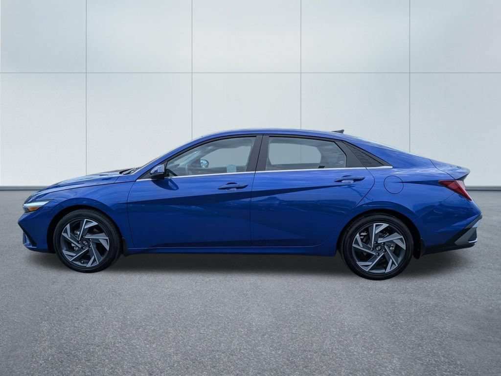 Certified 2026 Hyundai Elantra Limited FWD image 3
