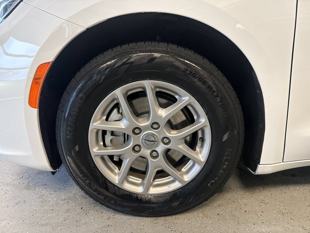 Used 2023 Chrysler Pacifica Touring-L FWD image 22