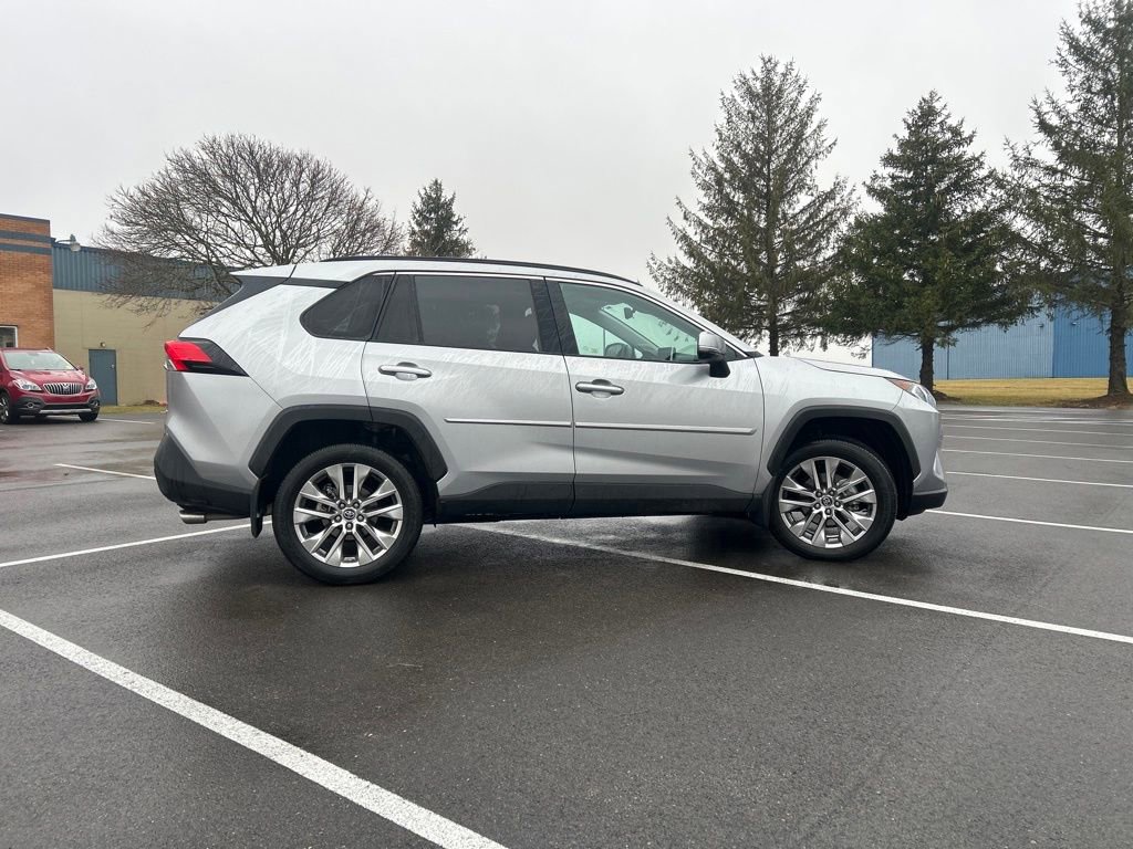 Used 2021 Toyota RAV4 XLE Premium image 12