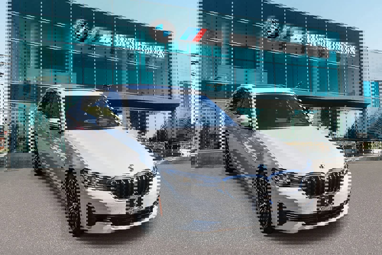 Certified 2023 BMW 530e RWD image 3