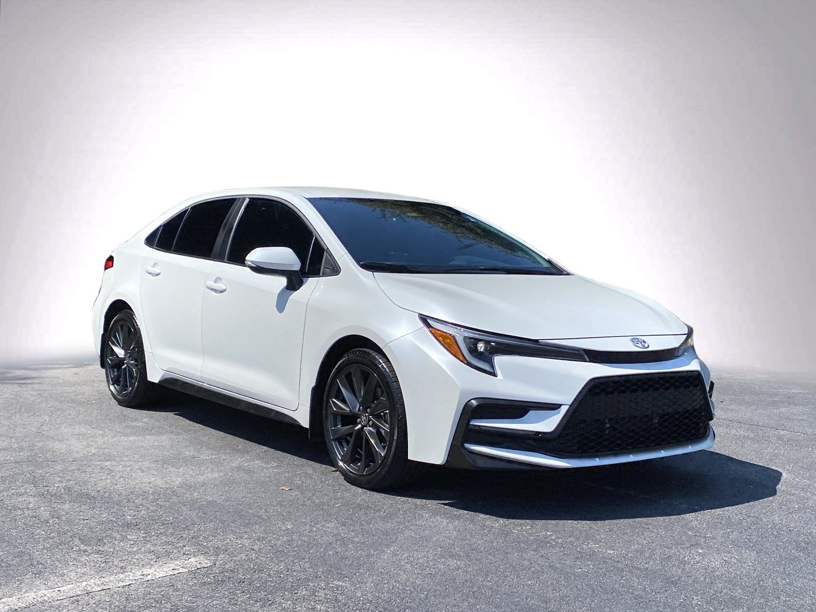 Used 2026 Toyota Corolla SE FWD image 2