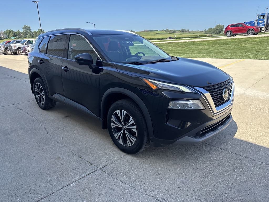 Used 2021 Nissan Rogue SV image 3