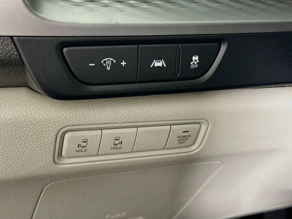 Used 2022 Kia Carnival LX FWD image 18