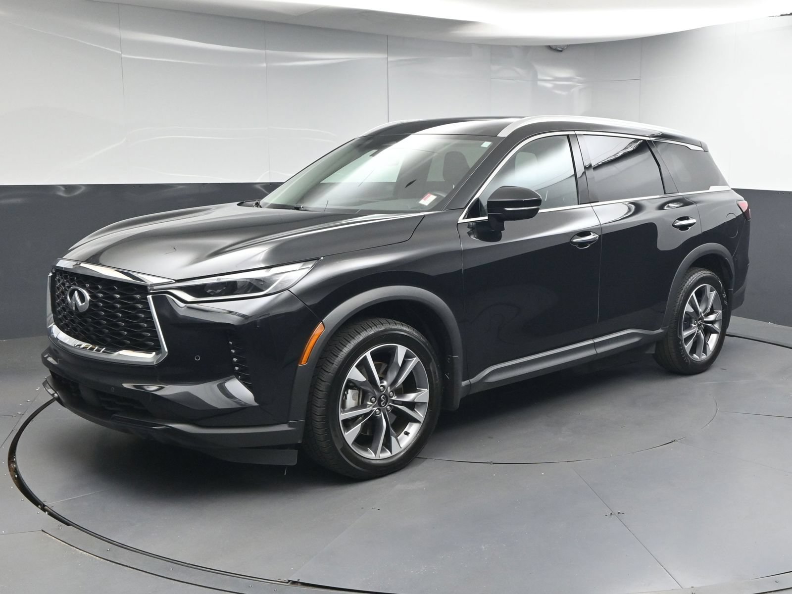 Used 2023 INFINITI QX60 Luxe w/ Cargo Package FWD image 3