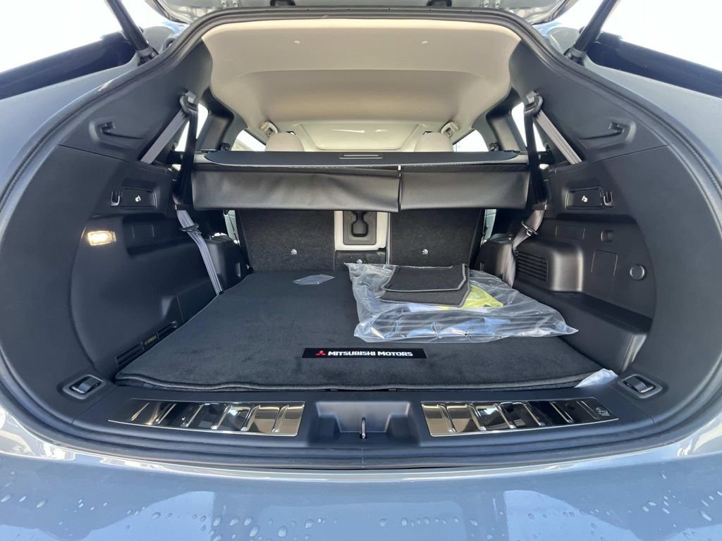 New 2026 Mitsubishi Outlander SE image 13