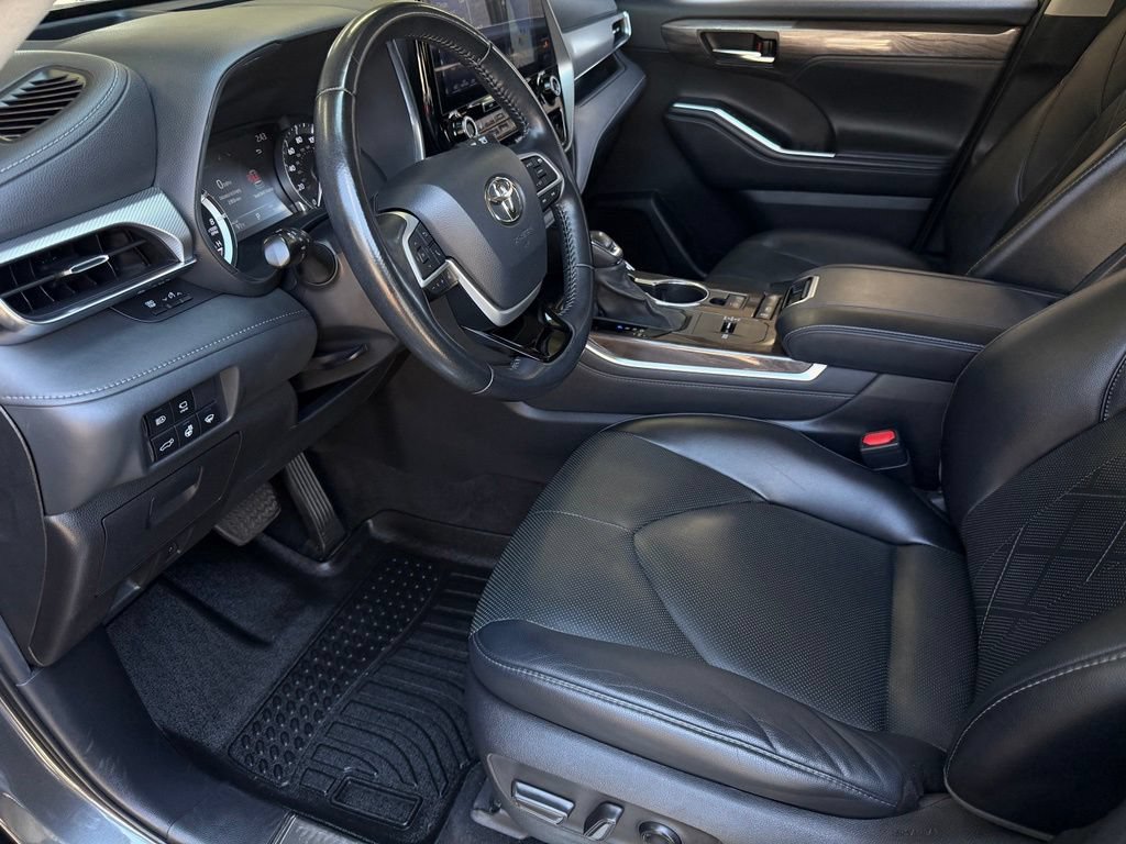 Used 2022 Toyota Highlander Platinum FWD image 18