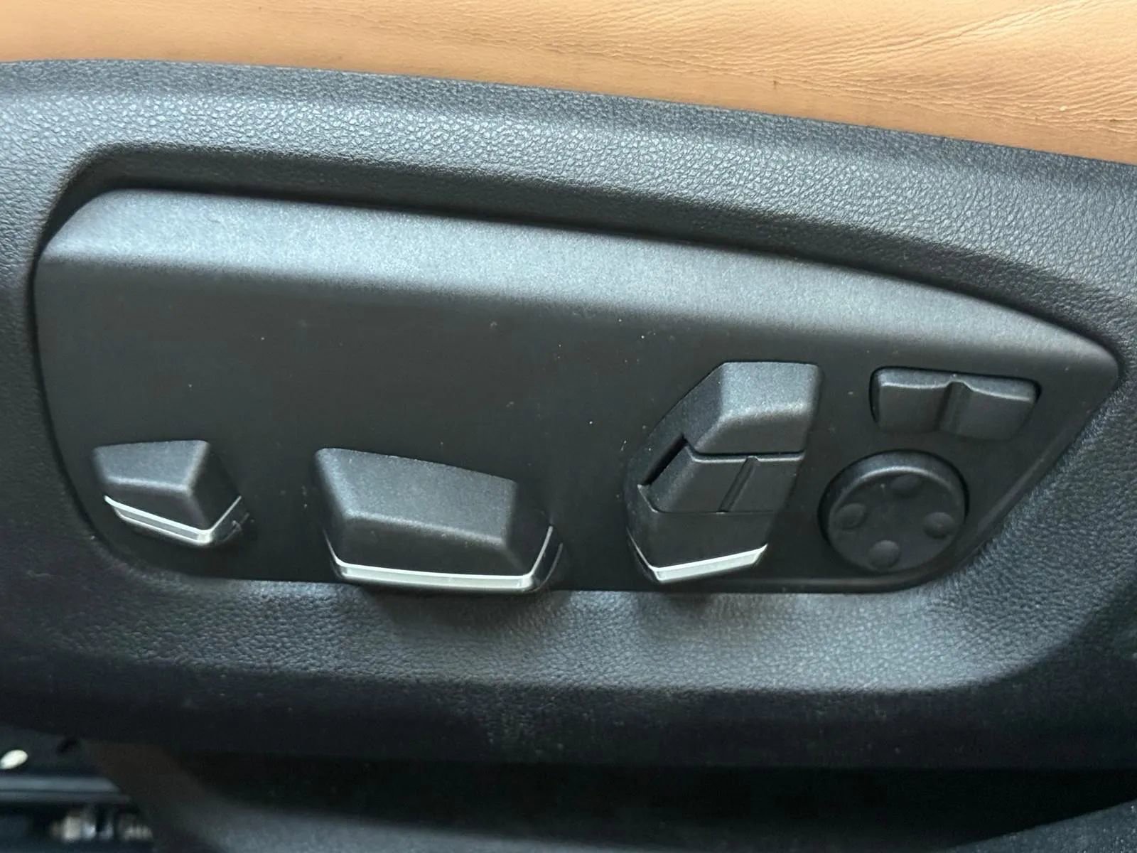 Used 2013 BMW 750i xDrive image 27