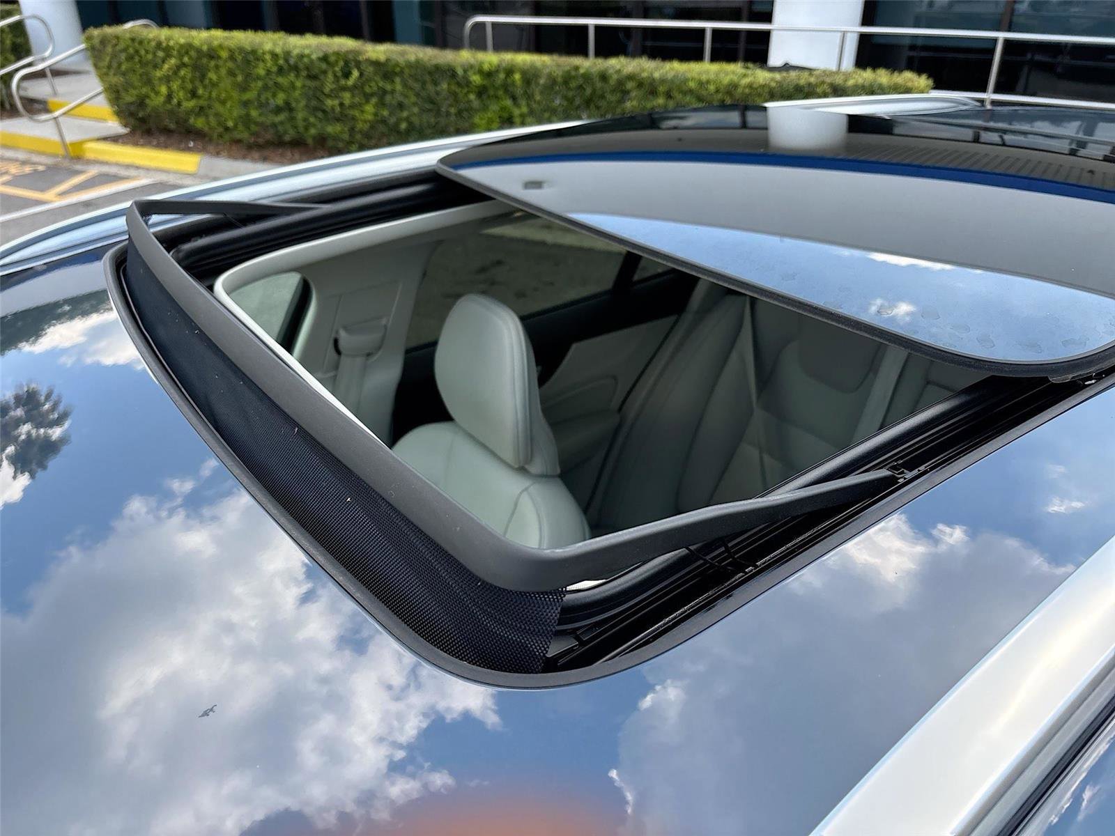 Used 2025 Volvo V60 B5 Cross Country Plus image 23