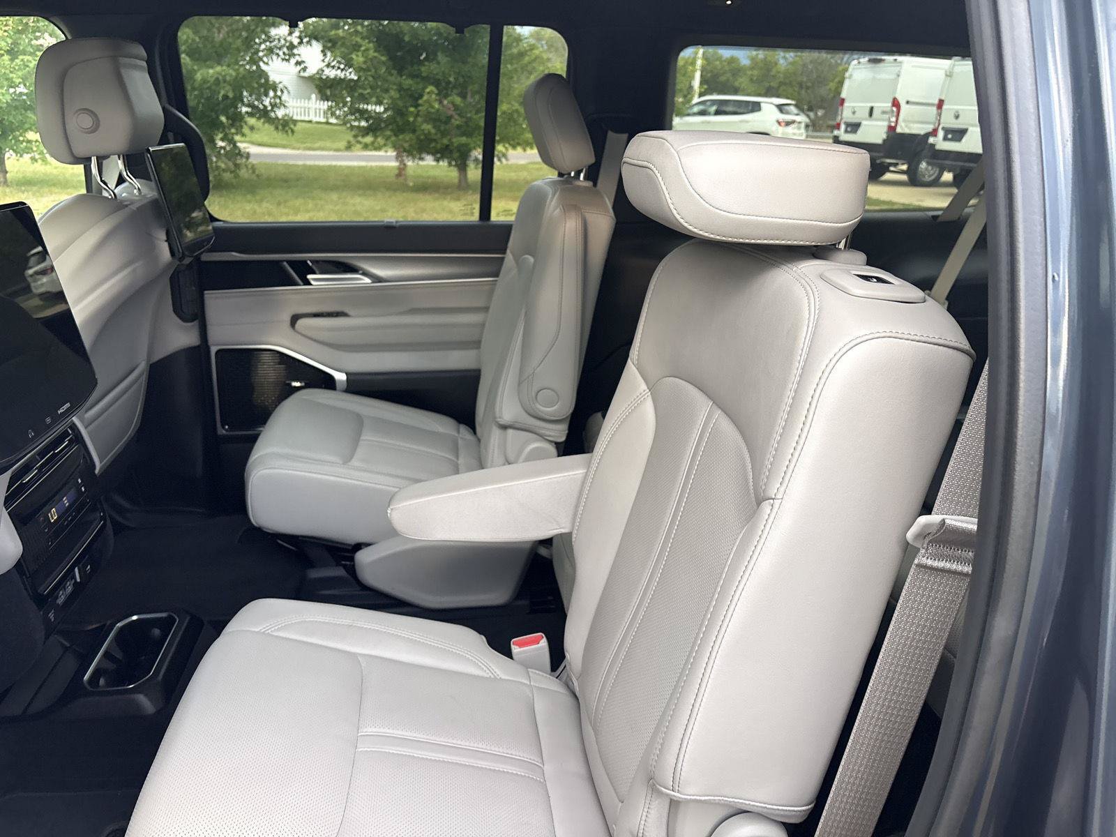 Used 2025 Jeep Wagoneer L Series III w/ Premium Group I AWD/4WD image 10