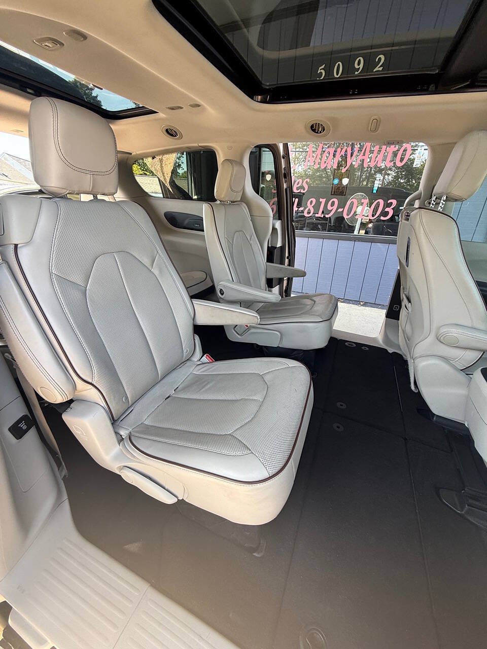 Used 2018 Chrysler Pacifica Limited w/ Tire & Wheel Group FWD image 10