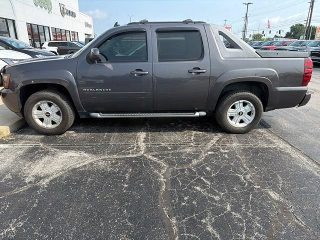 Used 2011 Chevrolet Avalanche LT w/ Luxury Package AWD/4WD image 3