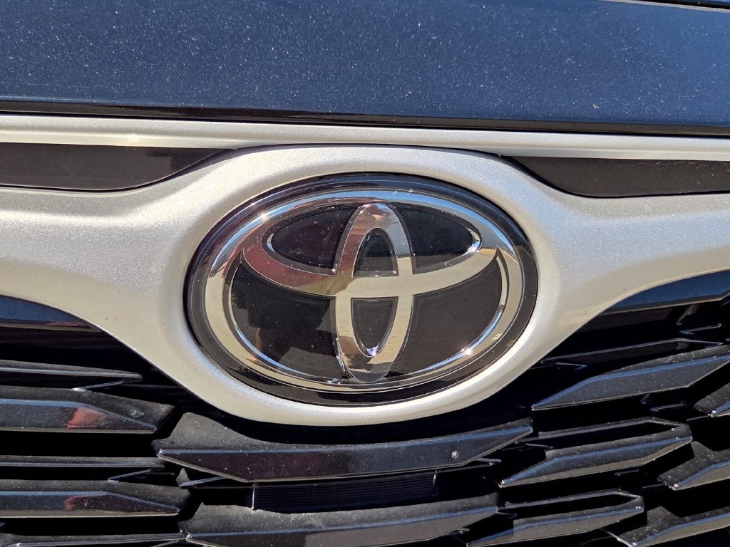 Used 2023 Toyota Highlander LE FWD image 4