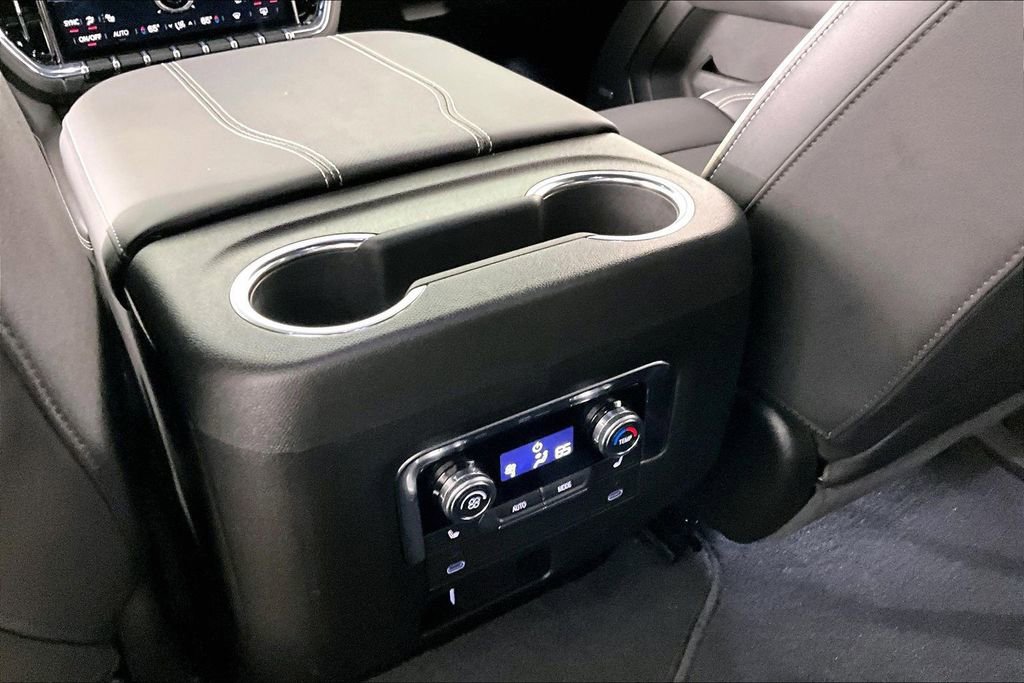 Used 2025 GMC Yukon Elevation w/ LPO, Yukon Black Package AWD/4WD image 9