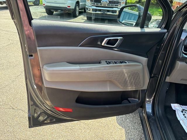 Used 2025 Kia Carnival FWD image 7