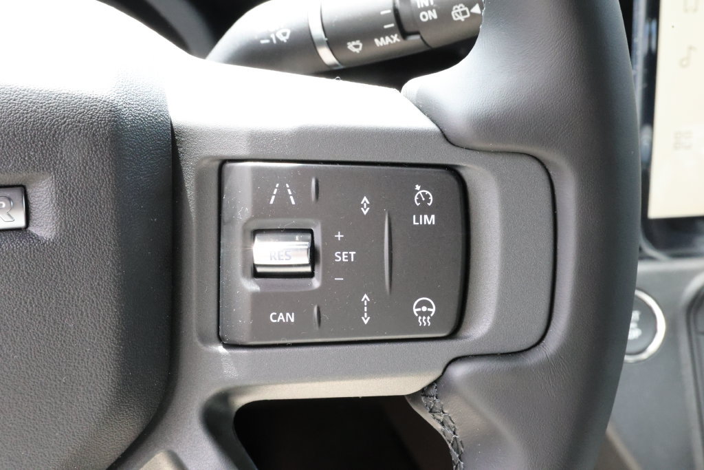 New 2026 Land Rover Defender 110 X-Dynamic SE AWD/4WD image 16