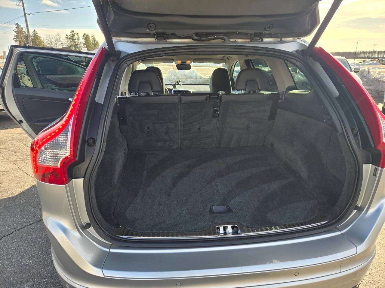 Used 2015 Volvo XC60 T6 AWD/4WD image 14