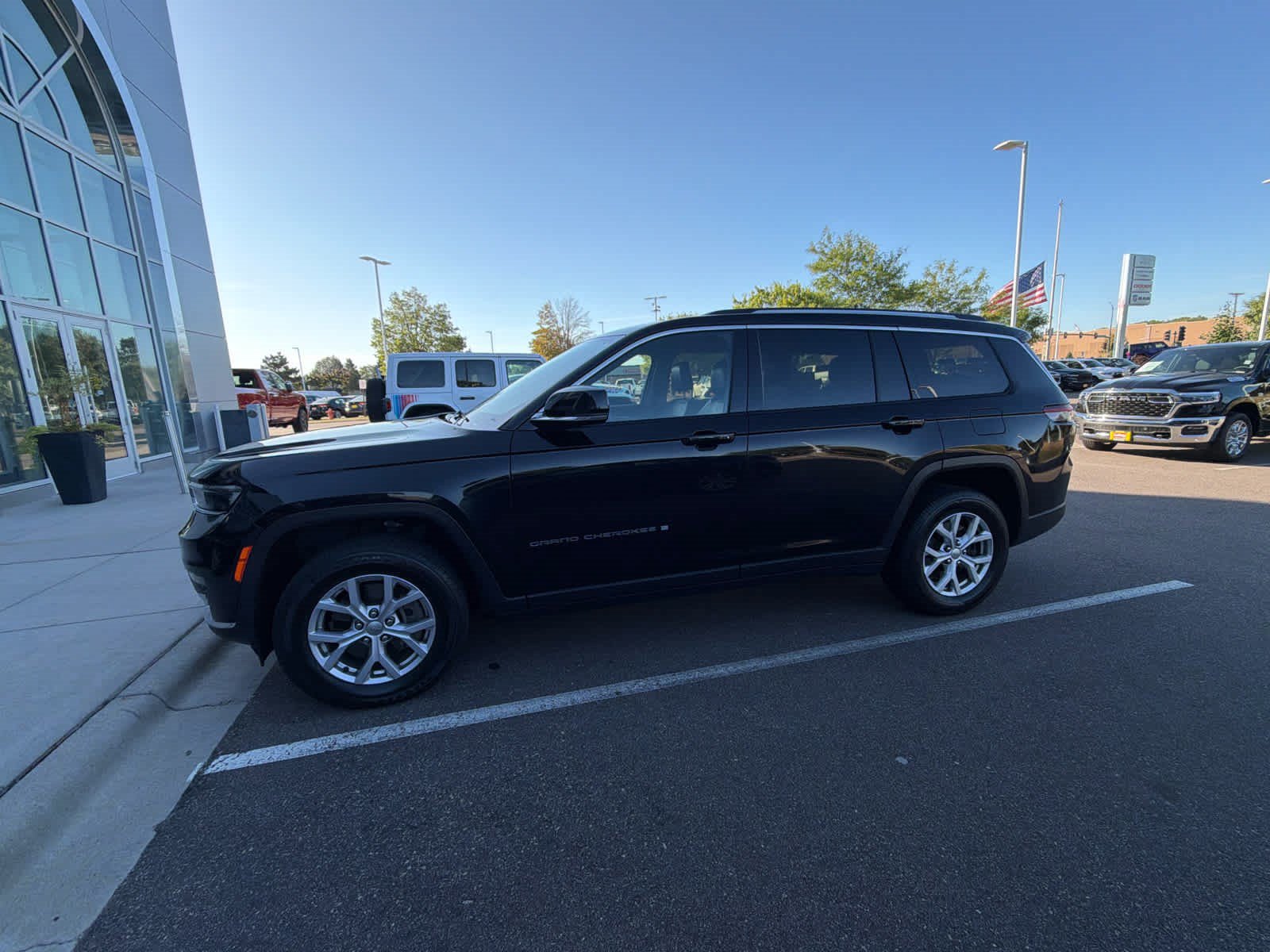 Used 2022 Jeep Grand Cherokee L Limited AWD/4WD image 4