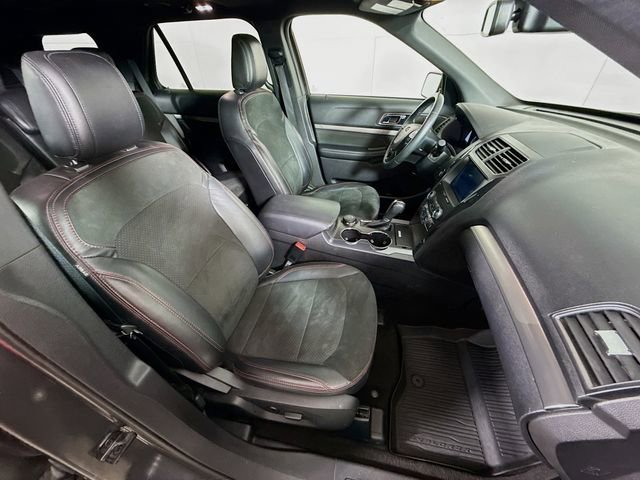Used 2019 Ford Explorer XLT w/ XLT Sport Appearance Package AWD/4WD image 32
