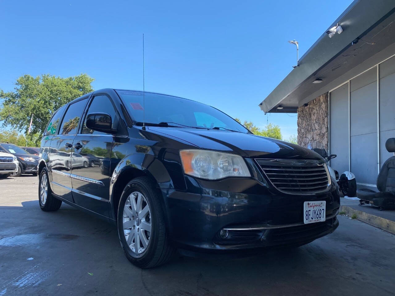 Used 2014 Chrysler Town & Country Touring FWD image 3