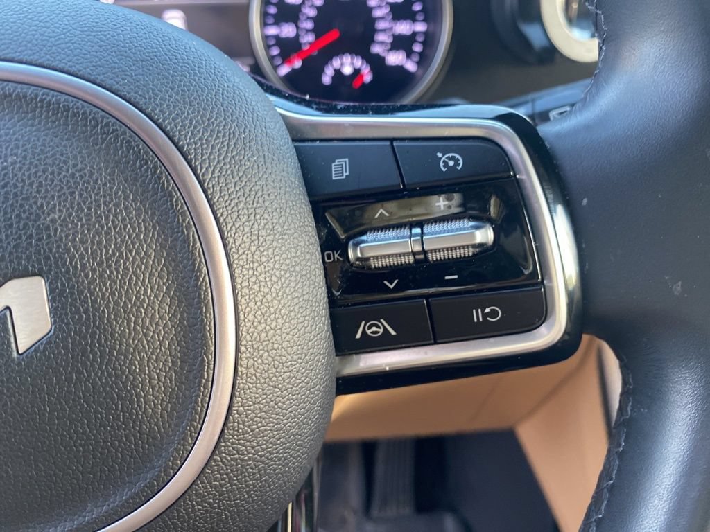 Certified 2024 Kia Carnival LX FWD image 11