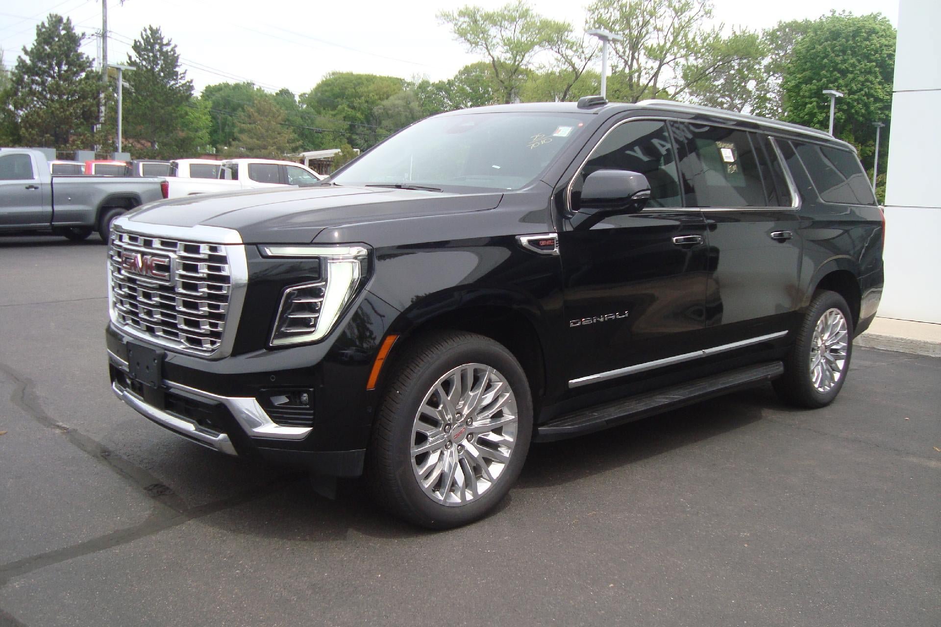 Certified 2025 GMC Yukon XL Denali AWD/4WD image 1