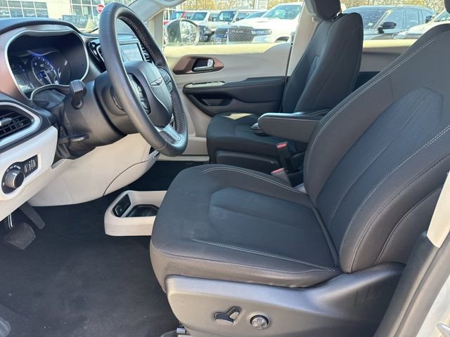 Used 2023 Chrysler Voyager LX image 18