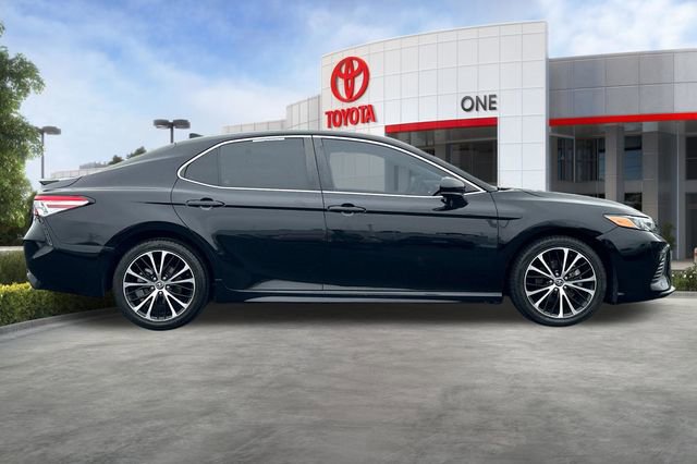 Used 2020 Toyota Camry SE FWD image 3