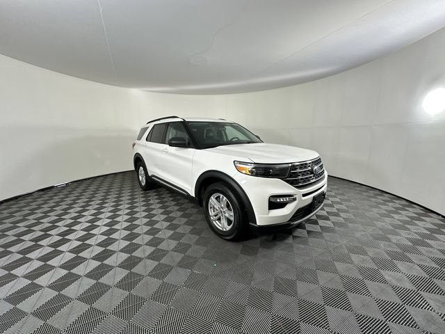 Used 2022 Ford Explorer XLT w/ Equipment Group 202A AWD/4WD image 3