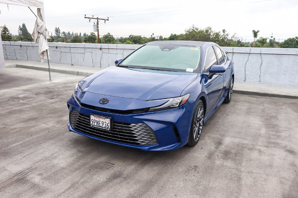 Used 2025 Toyota Camry XLE FWD image 4